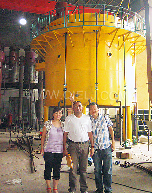 2011年7月25日,外國(guó)友人參觀考察我公司!明經(jīng)理等接待并陪同參觀!(圖4) 80T