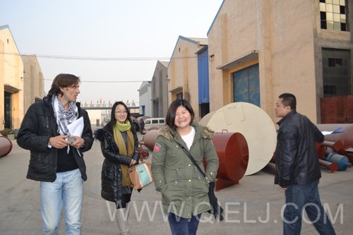 我公司張工程師帶領(lǐng)阿根廷客戶(hù)參觀(guān)我工廠(chǎng)(圖2)