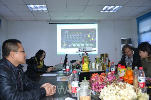 我公司張工程師帶領(lǐng)阿根廷客戶(hù)參觀(guān)我工廠(chǎng)(圖1)