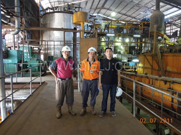 張兵權(quán)工程師在外國客戶安裝工廠進行指導(dǎo)安裝(圖1)